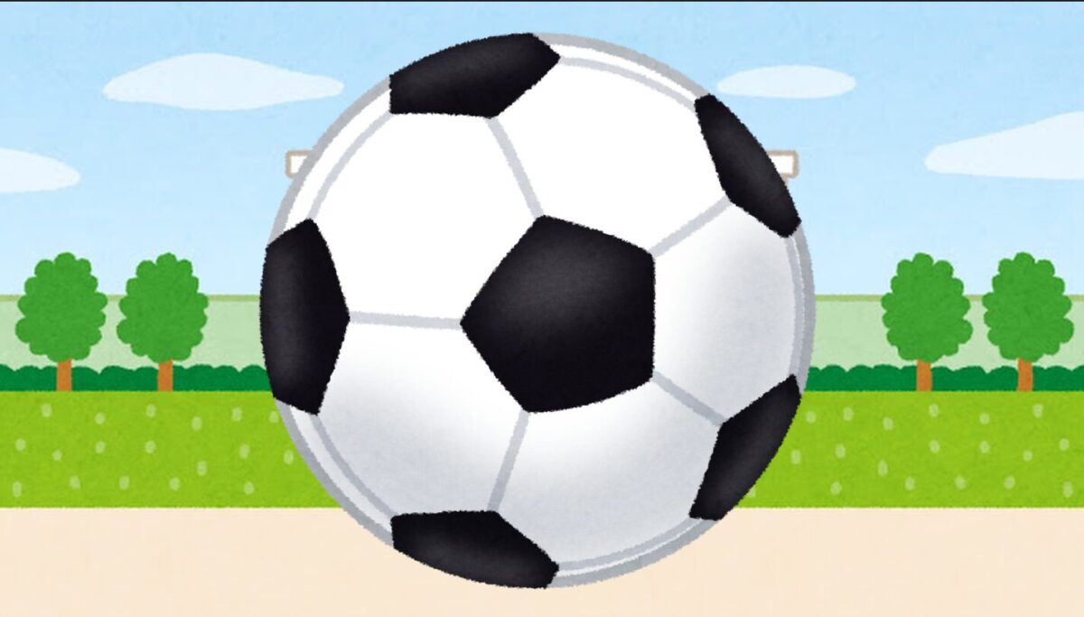学校の校庭にサッカーボール